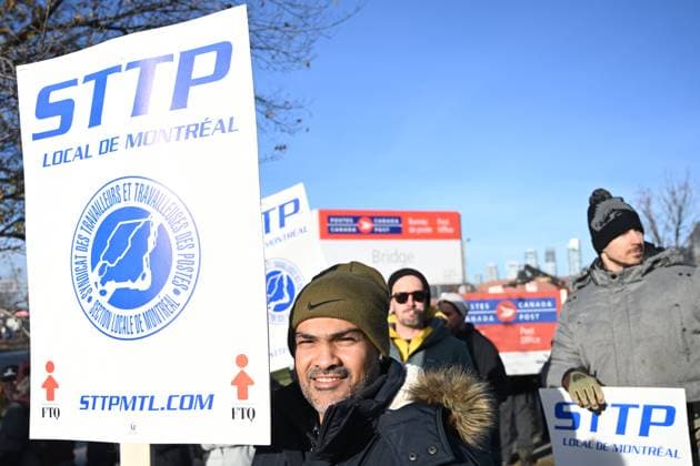 November 15, 2024, Montreal, Pq, Canada: Canada Post workers picket outside a sorting plant in Montreal on Friday, Nov.15, 2024. Canadian Union of Postal Workers says approximately 55,000 workers are striking, claiming little progress has been made in the bargaining process. Montreal Canada  - ZUMAc35_ 20241115_zaf_c35_009 Copyright: xGrahamxHughesx