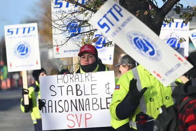 November 15, 2024, Montreal, Pq, Canada: Canada Post workers picket outside a sorting plant in Montreal on Friday, Nov.15, 2024. Canadian Union of Postal Workers says approximately 55,000 workers are striking, claiming little progress has been made in the bargaining process. Montreal Canada  - ZUMAc35_ 20241115_zaf_c35_011 Copyright: xGrahamxHughesx