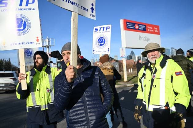 November 15, 2024, Montreal, Pq, Canada: Canada Post workers picket outside a sorting plant in Montreal on Friday, Nov.15, 2024. Canadian Union of Postal Workers says approximately 55,000 workers are striking, claiming little progress has been made in the bargaining process. Montreal Canada  - ZUMAc35_ 20241115_zaf_c35_014 Copyright: xGrahamxHughesx