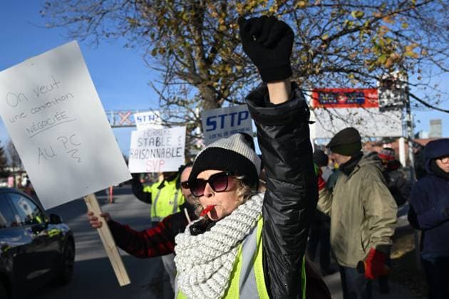 November 15, 2024, Montreal, Pq, Canada: Canada Post workers picket outside a sorting plant in Montreal on Friday, Nov.15, 2024. Canadian Union of Postal Workers says approximately 55,000 workers are striking, claiming little progress has been made in the bargaining process. Montreal Canada  - ZUMAc35_ 20241115_zaf_c35_015 Copyright: xGrahamxHughesx
