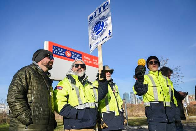 November 15, 2024, Montreal, Pq, Canada: Canada Post workers picket outside a sorting plant in Montreal on Friday, Nov.15, 2024. Canadian Union of Postal Workers says approximately 55,000 workers are striking, claiming little progress has been made in the bargaining process. Montreal Canada  - ZUMAc35_ 20241115_zaf_c35_018 Copyright: xGrahamxHughesx