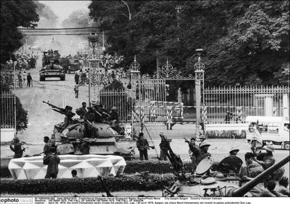 VIETNAM 1975, THE FALL OF SAIGON VIETNAM 1975, THE FALL OF SAIGON April 30, 1975, the north-Vietnamese tanks invade the palate Doc. Lap. 30 avril 1975, Saïgon, les chars Nord-Vietnamiens ont investi le palais présidentiel Doc Lap. Saigon Saigon Vietnam Vietnam  Copyright: xHervéxGloaguenxHervéxGloaguenx