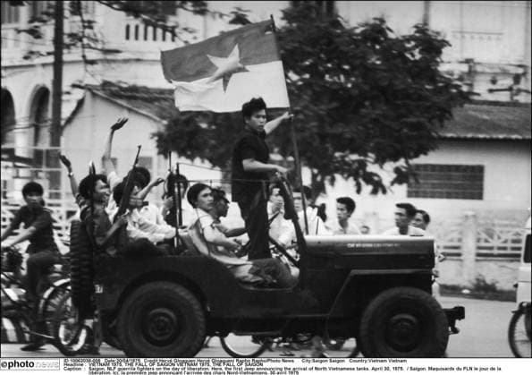 VIETNAM 1975, THE FALL OF SAIGON VIETNAM 1975, THE FALL OF SAIGON Saigon. NLF guerrila fighters on the day of liberation. Here, the first Jeep announcing the arrival of North Vietnamese tanks. April 30, 1975. Saïgon. Maquisards du FLN le jour de la libération. Ici, la première jeep annonçant l arrivée des chars Nord-Vietnamiens. 30 avril 1975 Saigon Saigon Vietnam Vietnam  Copyright: xHervéxGloaguenxHervéxGloaguenx