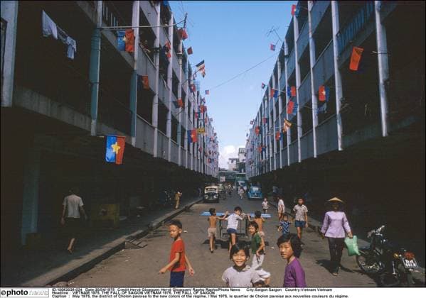 VIETNAM 1975, THE FALL OF SAIGON VIETNAM 1975, THE FALL OF SAIGON May 1975, the district of Cholon pavoise to the new colors of the regime. Mai 1975, le quartier de Cholon pavoise aux nouvelles couleurs du régime. Saigon Saigon Vietnam Vietnam  Copyright: xHervéxGloaguenxHervéxGloaguenx