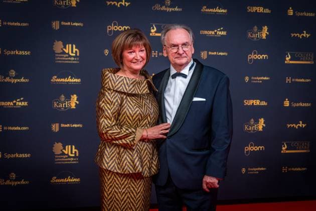 30 Presentation of the Golden Hen in Leipzig MDR Mitteldeutscher Rundfunk produces the biggest audience award in eastern Germany in collaboration with Super Illu Here the Minister President of Saxony-Anhalt Reiner Haseloff Golden Hen 2024