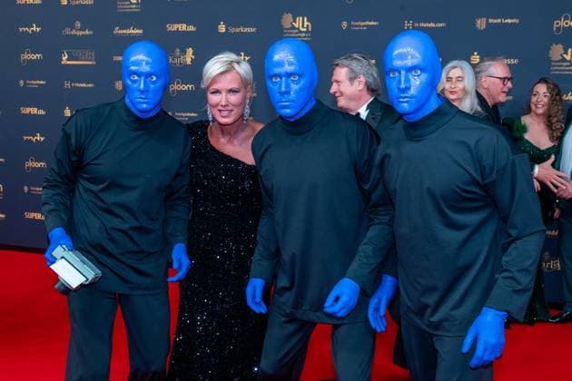 Leipzig 30 Goldene Henne award ceremony at Messe Leipzig 15 11 2024 Leipzig, Messe In the photo Kamilla Senjo, presenter with the Blue Man Group On Friday evening, the Goldene Henne 2024 award ceremony, Copyright: xEHLxMedia Erik-HolmxLanghofx 20241115_goldene-henne-ehl-1_3