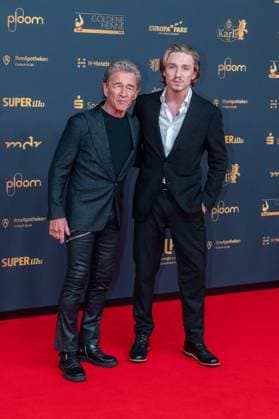 Entertainment Themen der Woche KW46 Entertainment Bilder des Tages Leipzig - 30. Goldene Henne Preisverleihung in der Messe Leipzig 15.11.2024 Leipzig, Messe Im Foto: Peter Maffay, Sänger mit Sohn Yaris Maffay Am Freitagabend findet die Verleihung Goldene Henne 2024, gemeinsam veranstaltet von SuperIllu und MDR-Fernsehen, wieder in Leipzig statt. Deutschlands größter Publikumspreis wird dieses Jahr zum 30. Mal vergeben. Dazu eingeladen sind zahlreiche regionale, nationale und internationale Stars. Die Preisverleihung findet in der Messe Leipzig statt. Leipzig Messe Leipzig Sachsen Deutschland *** Leipzig 30 Goldene Henne award ceremony at Messe Leipzig 15 11 2024 Leipzig, Messe In the photo Peter Maffay, singer with son Yaris Maffay On Friday evening, the Goldene Henne 2024 award ceremony, jointly org Copyright: xEHLxMedia Erik-HolmxLanghofx 20241115_goldene-henne-ehl-1_16