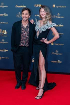 Leipzig 30 Goldene Henne award ceremony at Messe Leipzig 15 11 2024 Leipzig, Messe In the photo Max Giesinger, singer with Leony, singer On Friday evening, the Goldene Henne 2024 award ceremony, jointly organ Copyright: xEHLxMedia Erik-HolmxLanghofx 20241115_goldene-henne-ehl-1_19
