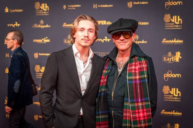 30 Presentation of the Golden Hen in Leipzig MDR Mitteldeutscher Rundfunk produces the biggest audience award in eastern Germany in collaboration with Super Illu Here Peter Maffays son Yaris Makkay together with Pascal Kravetz Golden Hen 2024