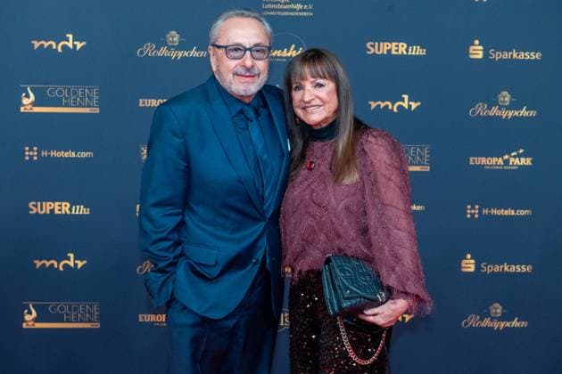 Leipzig 30 Goldene Henne award ceremony at Messe Leipzig 15 11 2024 Leipzig, Messe In the photo Wolfgang Stumph, actor with wife Christine Stumph On Friday evening, the Goldene Henne 2024 award Copyright: xEHLxMedia Erik-HolmxLanghofx 20241115_goldene-henne-ehl-1_22