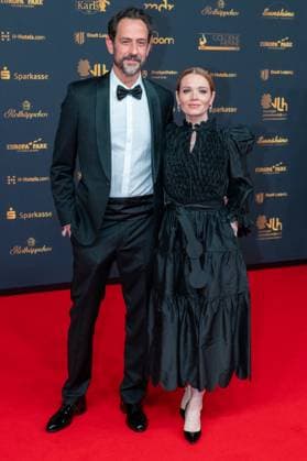 Leipzig 30 Goldene Henne award ceremony at Messe Leipzig 15 11 2024 Leipzig, Messe In the photo Karoline Herfurth, actress, with husband Christopher Doll On Friday evening, the Goldene Hen Copyright: xEHLxMedia Erik-HolmxLanghofx 20241115_goldene-henne-ehl-1_24