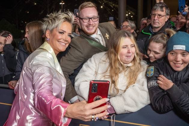 Leipzig 30 Goldene Henne award ceremony at Messe Leipzig 15 11 2024 Leipzig, Messe In the photo Inka Bause, presenter with fans On Friday evening, the Goldene Henne 2024 award ceremony, jointly organized by SuperIllu an Copyright: xEHLxMedia ChrisxLässigx 20241115_inka-bause_2