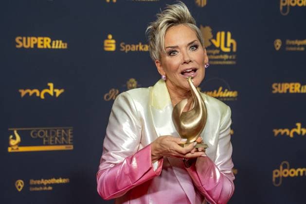 Leipzig 30 Goldene Henne award ceremony at Messe Leipzig 15 11 2024 Leipzig, Messe In the photo Inka Hause, presenter, winner of the Goldene Henne in the Copyright: xEHLxMedia ChrisxLässigx 20241115_inka-bause-henne_4