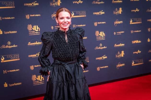 30 Goldene Henne award ceremony in Leipzig MDR Mitteldeutscher Rundfunk produces the biggest audience award in East Germany in collaboration with Super Illu Here the German actress Karoline Herfurth Goldene Henne 2024