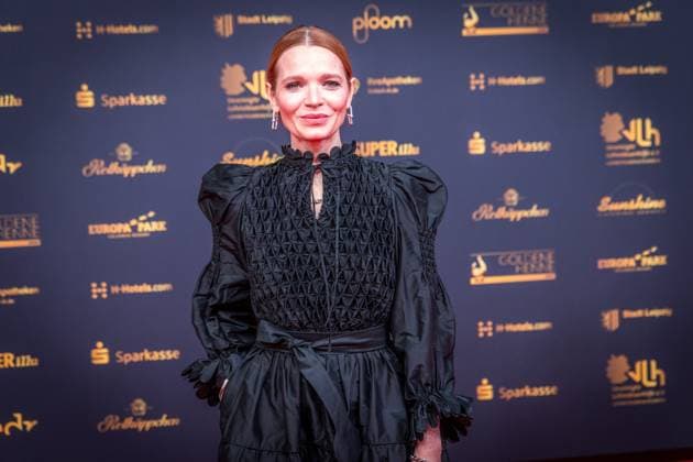 30 Goldene Henne award ceremony in Leipzig MDR Mitteldeutscher Rundfunk produces the biggest audience award in East Germany in collaboration with Super Illu Here the German actress Karoline Herfurth Goldene Henne 2024