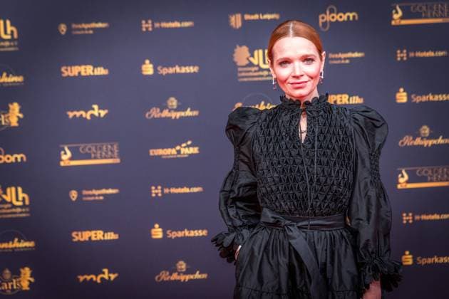 30 Goldene Henne award ceremony in Leipzig MDR Mitteldeutscher Rundfunk produces the biggest audience award in East Germany in collaboration with Super Illu Here the German actress Karoline Herfurth Goldene Henne 2024