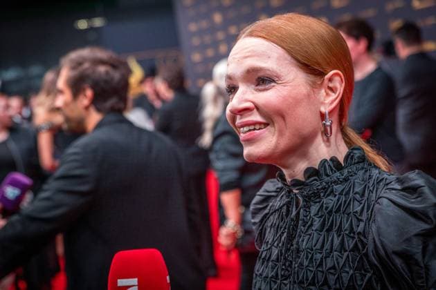 30 Goldene Henne award ceremony in Leipzig MDR Mitteldeutscher Rundfunk produces the biggest audience award in East Germany in collaboration with Super Illu Here the German actress Karoline Herfurth Goldene Henne 2024