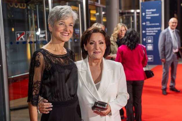 Leipzig 30 Goldene Henne award ceremony at Messe Leipzig 15 11 2024 Leipzig, Messe In the photo Ute Freudenberg, singer on the right with accompaniment On Friday evening, the Goldene Henne 2024 award c Copyright: xEHLxMedia ChrisxLässigx 20241115_goldene-henne-cl-1_4