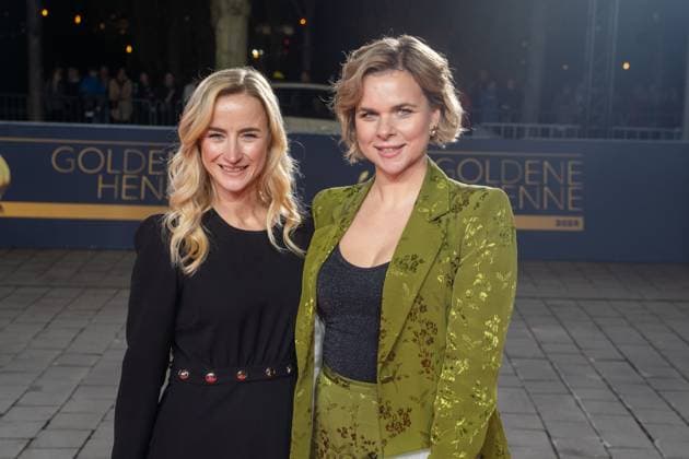 Leipzig 30 Goldene Henne award ceremony at Messe Leipzig 15 11 2024 Leipzig, Messe In the photo Julia Menger, presenter on the right with companion On Friday evening, the Goldene Henne 2024 award ceremo Copyright: xEHLxMedia ChrisxLässigx 20241115_goldene-henne-cl-1_18