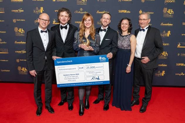 Leipzig 30 Goldene Henne award ceremony at Messe Leipzig 15 11 2024 Leipzig, Messe In the photo Melanie Stein center , WirSindDerOsten, winner Goldene Henne 35 Jahre Copyright: xEHLxMedia Erik-HolmxLanghofx 20241115_goldene-henne-35jahremauerfall_1