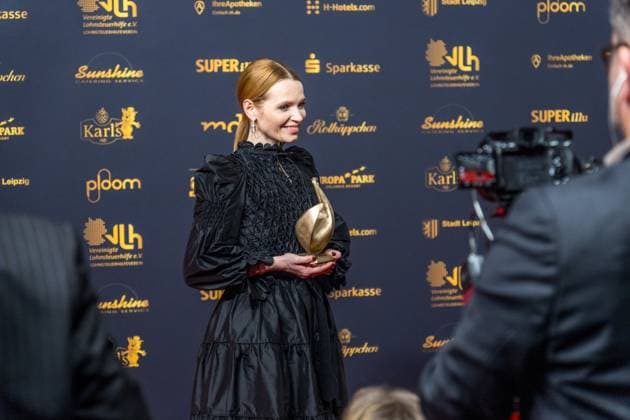 30 Goldene Henne award ceremony in Leipzig MDR Mitteldeutscher Rundfunk produces the biggest audience award in eastern Germany in collaboration with Super Illu Karoline Herfurth won the Goldene Henne 2024 in the acting category Here with her Goldene Henne 2024 award