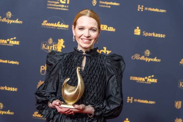30 Goldene Henne award ceremony in Leipzig MDR Mitteldeutscher Rundfunk produces the biggest audience award in eastern Germany in collaboration with Super Illu Karoline Herfurth won the Goldene Henne 2024 in the acting category Here with her Goldene Henne 2024 award
