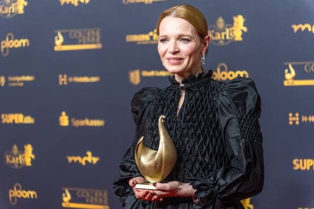30 Goldene Henne award ceremony in Leipzig MDR Mitteldeutscher Rundfunk produces the biggest audience award in eastern Germany in collaboration with Super Illu Karoline Herfurth won the Goldene Henne 2024 in the acting category Here with her Goldene Henne 2024 award