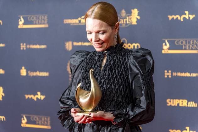 30 Goldene Henne award ceremony in Leipzig MDR Mitteldeutscher Rundfunk produces the biggest audience award in eastern Germany in collaboration with Super Illu Karoline Herfurth won the Goldene Henne 2024 in the acting category Here with her Goldene Henne 2024 award