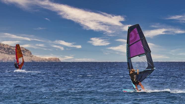 IMAGO Creative, Herbst, Reiseziel, Dodekanes, Griechische Inseln Himmel ausgetauscht, Windsurfer gleiten auf ruhigem Meer mit hellem Himmel im Hintergrund, Windsurfer, Meltemi Windsurfing Revier, Devils Bay, Paralia Vatha, Vatha Beach, Südost-Küste, Karpathos, Dodekanes, Griechische Inseln, Griechenland, Europa Sky exchanged, windsurfers gliding on calm sea with bright sky in the background, windsurfers, Meltemi windsurfing spot, Devils Bay, Paralia Vatha, Vatha Beach, south-east coast, Karpathos, Dodecanese, Greek Islands, Greece, Europe Copyright: imageBROKER RalfxAdler iblraa11747258.jpg