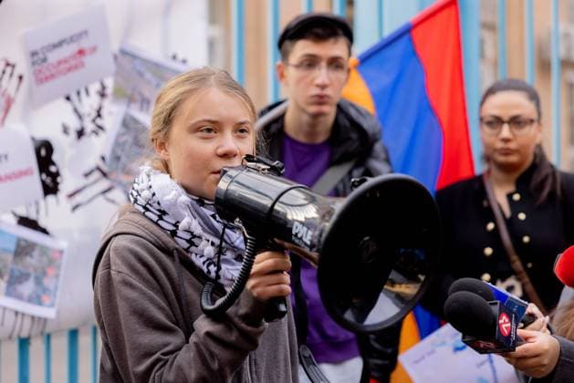 Bilder des Jahres 2024, News 11 November News Themen der Woche KW46 Armenia Azerbaijan UN Climate Cop29 Swedish climate activist Greta Thunberg (21) holds a COP29 protest Stop Greenwashing Genocide outside of the UN Armenia office in Yerevan Armenia on 15 November 2024. Thunberg condemned the holding of the COP29 summit in Baku claiming that the international community has allowed Azerbaijan to greenwash ethnic cleansing in Nagorno-Karabakh and other human rights abuses such as crimes against Armenians and crackdown on civil society. She arrived in Armenia on Wednesday November 13 from Georgia after she staged a protest outside the Azerbaijani Embassy in Tbilisi. Thunberg stated that countries which continue to buy Azerbaijani gas are accused of being complicit in crimes towards Armenians. Copyright: xAnthonyxPizzoferratox