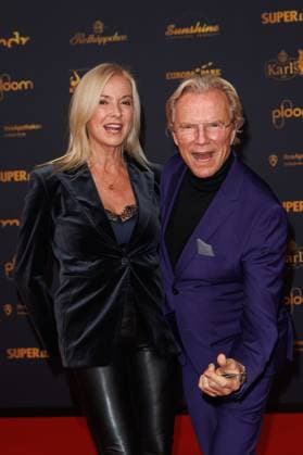 Award 30 Goldene Henne 2024 Carpet Gesine Lippert and Wolfgang Lippert on the red carpet of the 30 Goldene Henne 2024 at Messe Leipzig on 15 11 2024 Copyright: xEventpressxKochanx