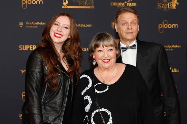 Angelika Mann with husband Ralf Rasch and daughter Ulrike Weidemueller at the 30th Golden Hen 2024 awards ceremony in Studio 3 of MDR Leipzigs Media City, 15 11 2024 Foto:xR.xStoffelsx xFuturexImagex henne_4141