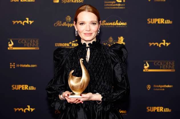 Karoline Herfurth at the 30th Golden Hen 2024 awards ceremony in Studio 3 of MDR Leipzigs Media City, 15 11 2024 Foto:xR.xStoffelsx xFuturexImagex henne_4220