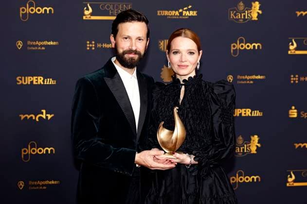 Franz Dinda and Karoline Herfurth at the 30th Golden Hen Awards 2024 in Studio 3 of MDR Leipzigs Media City, 15 11 2024 Foto:xR.xStoffelsx xFuturexImagex henne_4221