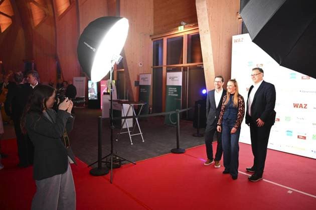 Presentation of the 2nd Business Award of the City of Mülheim an der Ruhr FOR EDITORIAL PURPOSES ONLY EDITORIAL USE ONLY p Guests in front of the photo wall on Saturday, 15 11 2024 D NRW Duisburg Copyright OliverxMueller Copyright: OliverxMueller doc7y2qr7nszbmuvzrpeej ,EDITORIAL USE ONLY Copyright: OliverxMueller