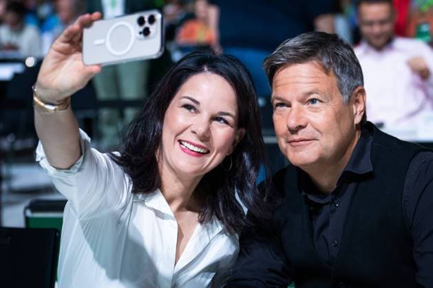 News Themen der Woche KW46 News Bilder des Tages 50. Ordentliche Bundesdelegiertenkonferenz von BUENDNIS 90 DIE GRUENEN Selfie Time mit Annalena Baerbock, Bundesministerin des Auswaertigen und Robert Habeck, Bundeswirtschaftsminister auf der 50. Parteitag von BUENDNIS 90 DIE GRUENEN im RheinMain CongressCenter (RMCC) in Wiesbaden, Wiesbaden, 16.11.2024 Wiesbaden Hessen Deutschland *** 50 Ordinary Federal Delegates Conference of BUENDNIS 90 DIE GRUENEN Selfie Time with Annalena Baerbock, Federal Minister of Foreign Affairs and Robert Habeck, Federal Minister of Economics at the 50 Party Conference of BUENDNIS 90 DIE GRUENEN at the RheinMain CongressCenter RMCC in Wiesbaden, Wiesbaden, 16 11 2024 Wiesbaden Hessen Germany