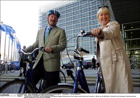 News: Week of the Mobility EEC Commissioners - Semaine de la Mobilité: les Commissaires Européens Margot Wallström et Siim Kallas enfourchent leur bicyclete - Week van de Mobiliteit: fietstocht voor Europees Commissarissen Margot Wallström en Siim Kallas 19 9 2005 Namur Belgium  Copyright: xPhilipxReynaersx