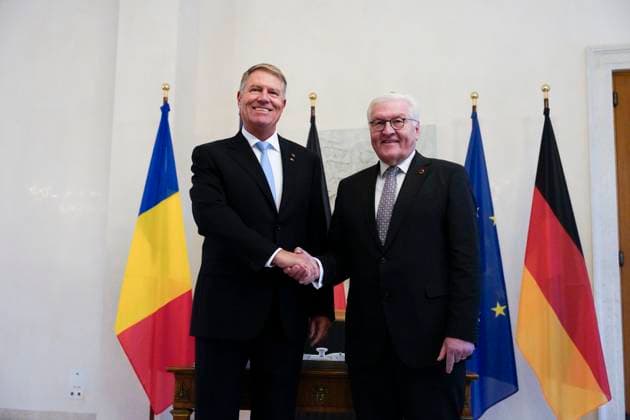 News Themen der Woche KW46 News Bilder des Tages Staatsbesuch, Bundespräsident, Präsident von Rumänien, Klaus Iohannis Bundespräsident Frank-Walter Steinmeier empfängt Präsident von Rumänien, Klaus Iohannis, mit militärischen Ehren im Schloss Bellevue Berlin Berlin GER *** State visit, Federal President, President of Romania, Klaus Iohannis Federal President Frank Walter Steinmeier receives President of Romania, Klaus Iohannis, with military honors at Bellevue Palace Berlin Berlin GER