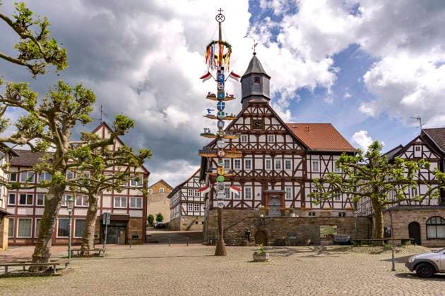 Rathaus Sontra Maibaum und Rathaus der Stadt Sontra, Hessen, Deutschland May pole and City Hall in Sontra, Hesse, Germany *** City Hall Sontra May pole and City Hall of the city of Sontra, Hesse, Germany May pole and City Hall in Sontra, Hesse, Germany