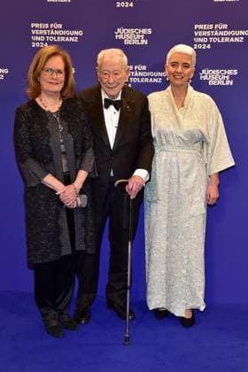 Michael Blumenthamwith his wife Barbara née Bennett , Hetty Berg, Director of the Jewish Museum Arrival, blue carpetc for the Award Ceremony for Understanding and Tolerance at the Jewish Museum in Berlin, on 16 11 2024 Photopress Mueller