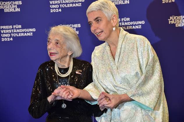 Margot Friedlaender, Hetty Berg, Director of the Jewish Museum Arrival, blue carpetc for the Award Ceremony for Understanding and Tolerance at the Jewish Museum in Berlin, on 16 11 2024 Photopress Mueller