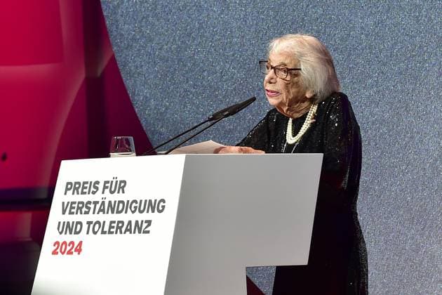 Margot Friedlaender Arrival, blue carpetc for the Award Ceremony for Understanding and Tolerance at the Jewish Museum in Berlin, on 16 11 2024 Photopress Mueller