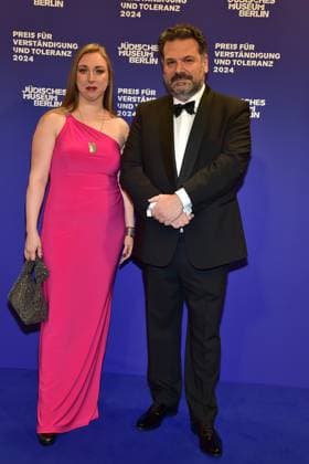 Award Ceremony for Understanding and Tolerance Milena Rosenzweig Winter, Gideon Joffe, arrival, blue carpetc for the Award Ceremony for Understanding and Tolerance at the Jewish Museum in Berlin, on 16 11 2024 Photopress Mueller