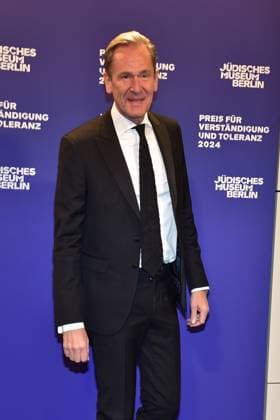 Award Ceremony for Understanding and Tolerance Mathias Döpfner, CEO Axel Springer Arrival, blue carpet for the Award Ceremony for Understanding and Tolerance at the Jewish Museum in Berlin, on 16 11 2024 Photopress Mueller