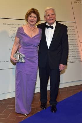 Award Ceremony for Understanding and Tolerance Daniela Schadt, Joachim Gauck Arrival, blue carpetc for the Award Ceremony for Understanding and Tolerance at the Jewish Museum in Berlin, on 16 11 2024 Photopress Mueller