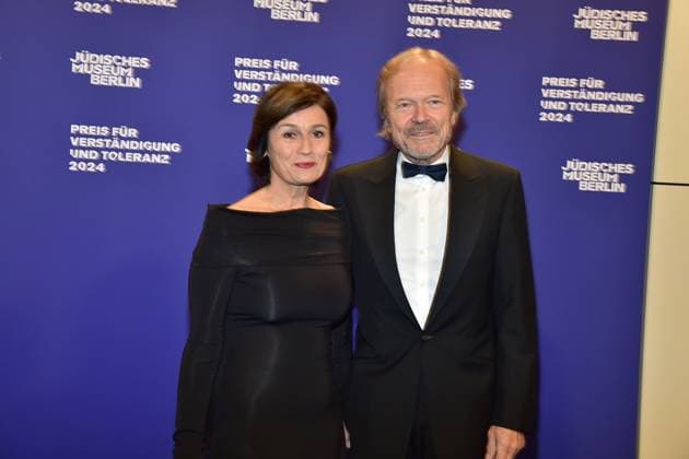 Award Ceremony for Understanding and Tolerance Producer Sandra Maischberger with husband Jan Kerhart Arrival, blue carpetc for the Award Ceremony for Understanding and Tolerance at the Jewish Museum in Berlin, on 16 11 2024 Photopress Mueller