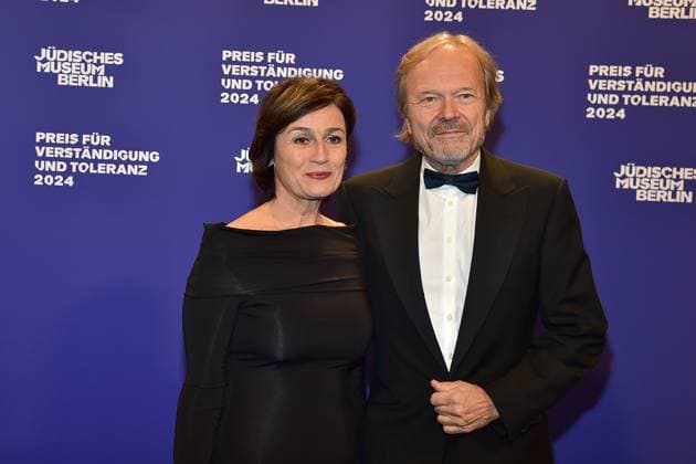 Award Ceremony for Understanding and Tolerance Producer Sandra Maischberger with husband Jan Kerhart Arrival, blue carpetc for the Award Ceremony for Understanding and Tolerance at the Jewish Museum in Berlin, on 16 11 2024 Photopress Mueller