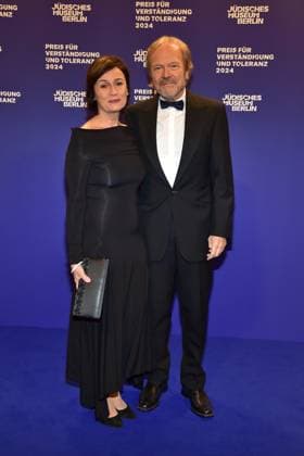 Award Ceremony for Understanding and Tolerance Sandra Maischbergher with husband Jan Kerhart Arrival, blue carpetc for the Award Ceremony for Understanding and Tolerance at the Jewish Museum in Berlin, on 16 11 2024 Photopress Mueller
