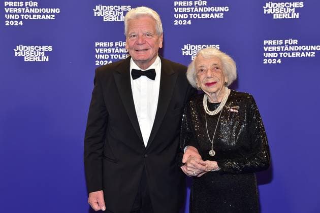Award Ceremony for Understanding and Tolerance Margot Friedlaender with Joachim Gauck Arrival, blue carpetc for the Award Ceremony for Understanding and Tolerance at the Jewish Museum in Berlin, on 16 11 2024 Photopress Mueller