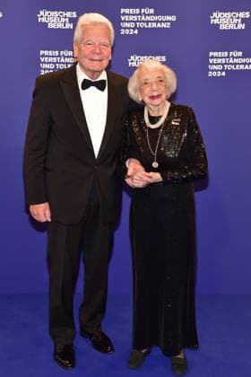 Award Ceremony for Understanding and Tolerance Margot Friedlaender with Joachim Gauck Arrival, blue carpetc for the Award Ceremony for Understanding and Tolerance at the Jewish Museum in Berlin, on 16 11 2024 Photopress Mueller